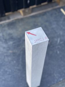 境界杭　75×75×600　金属ﾌﾟﾚｰﾄ付き
